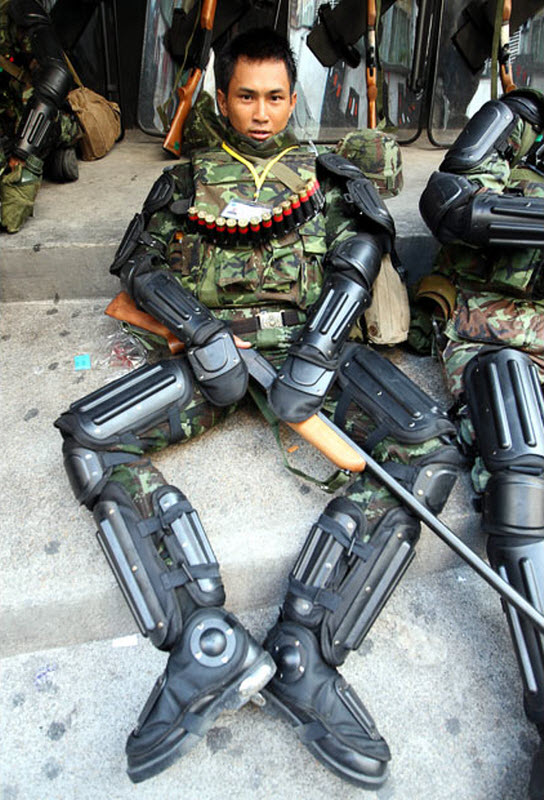 Фотография: Тайские солдаты охраняют стриптиз-клубы №18 - BigPicture.ru