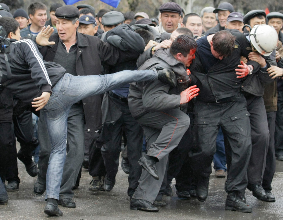 Фотография: Беспорядки в Киргизии (Часть 2) №20 - BigPicture.ru
