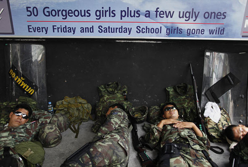 Фотография: Тайские солдаты охраняют стриптиз-клубы №3 - BigPicture.ru