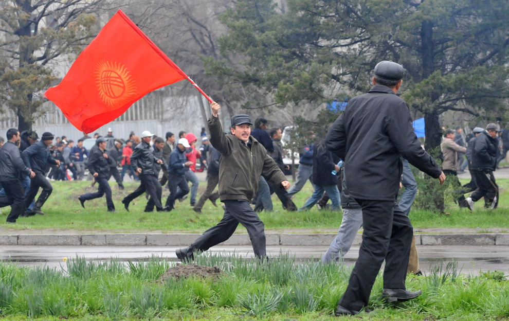 Фотография: Беспорядки в Киргизии (Часть 2) №26 - BigPicture.ru