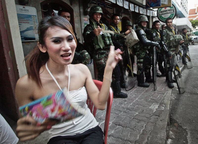 Фотография: Тайские солдаты охраняют стриптиз-клубы №4 - BigPicture.ru