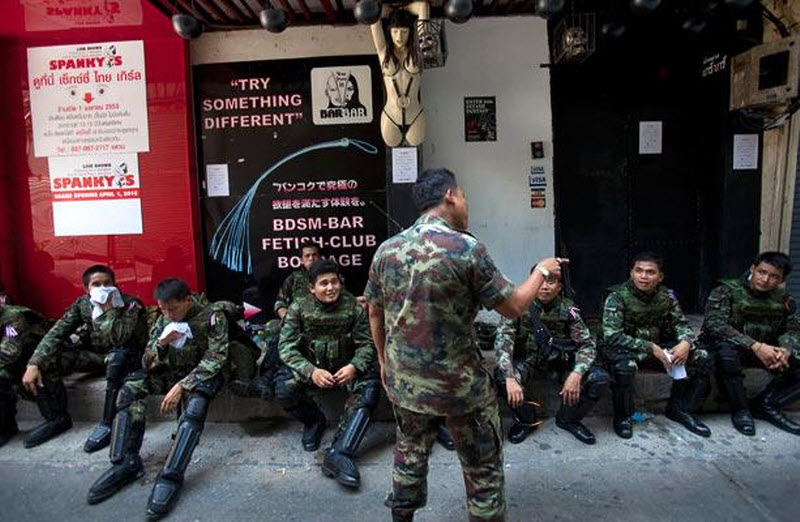 Фотография: Тайские солдаты охраняют стриптиз-клубы №5 - BigPicture.ru
