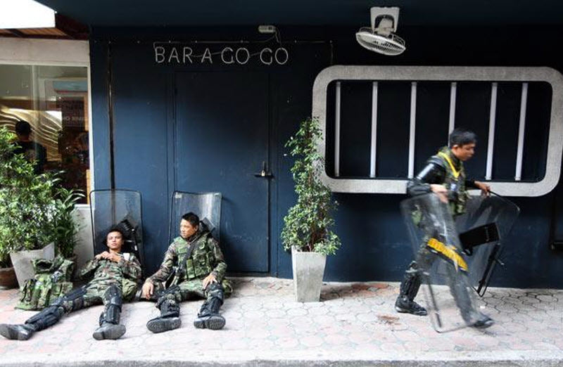 Фотография: Тайские солдаты охраняют стриптиз-клубы №6 - BigPicture.ru