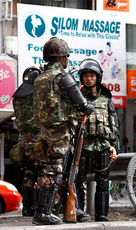 Фотография: Тайские солдаты охраняют стриптиз-клубы №7 - BigPicture.ru