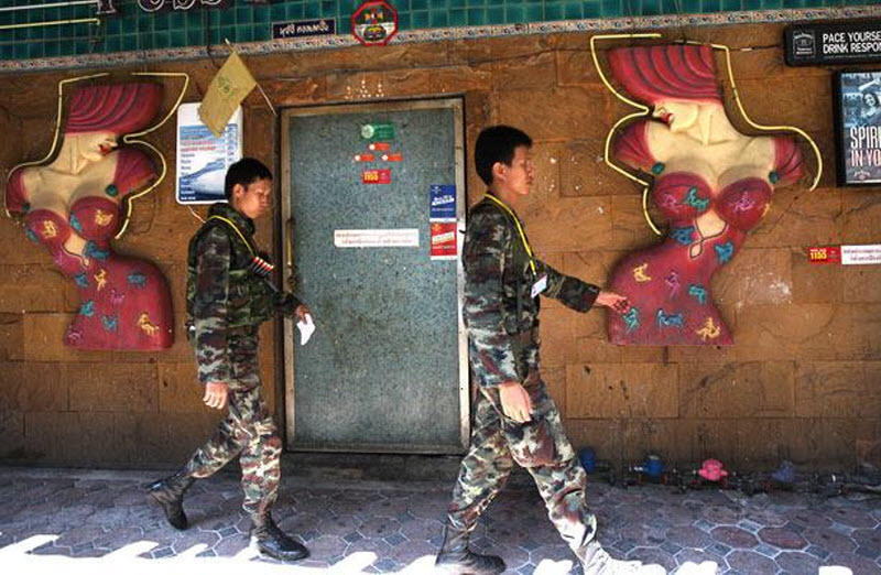 Тайские солдаты охраняют стриптиз-клубы