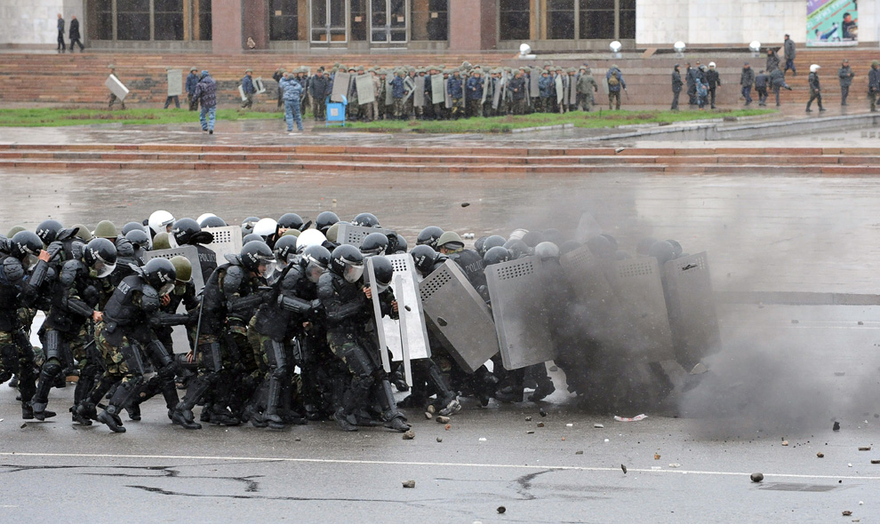 Фотография: Беспорядки в Киргизии (Часть 2) №9 - BigPicture.ru
