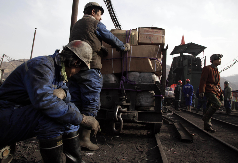 Фотография: Спасение шахтеров в Китае №15 - BigPicture.ru
