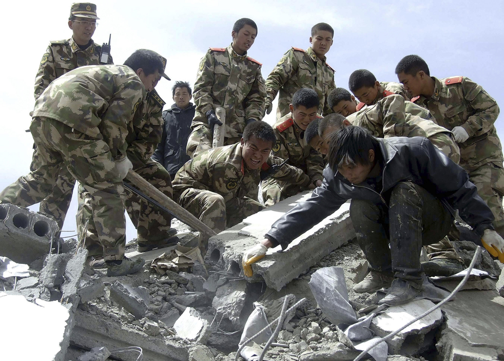 Фотография: Спасатели в поисках выживших после землетрясения в Китае №3 - BigPicture.ru
