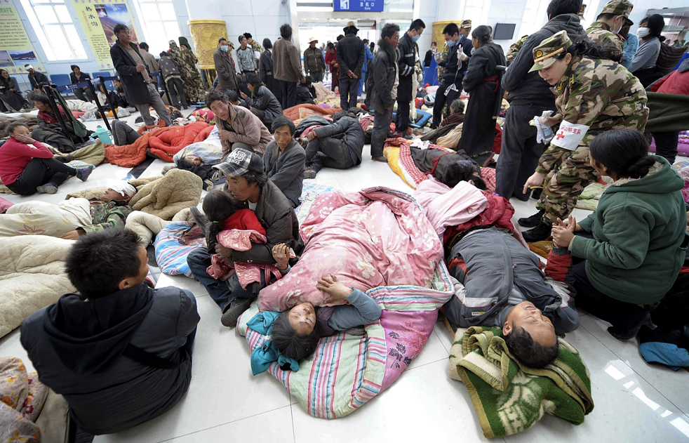Фотография: Спасатели в поисках выживших после землетрясения в Китае №4 - BigPicture.ru