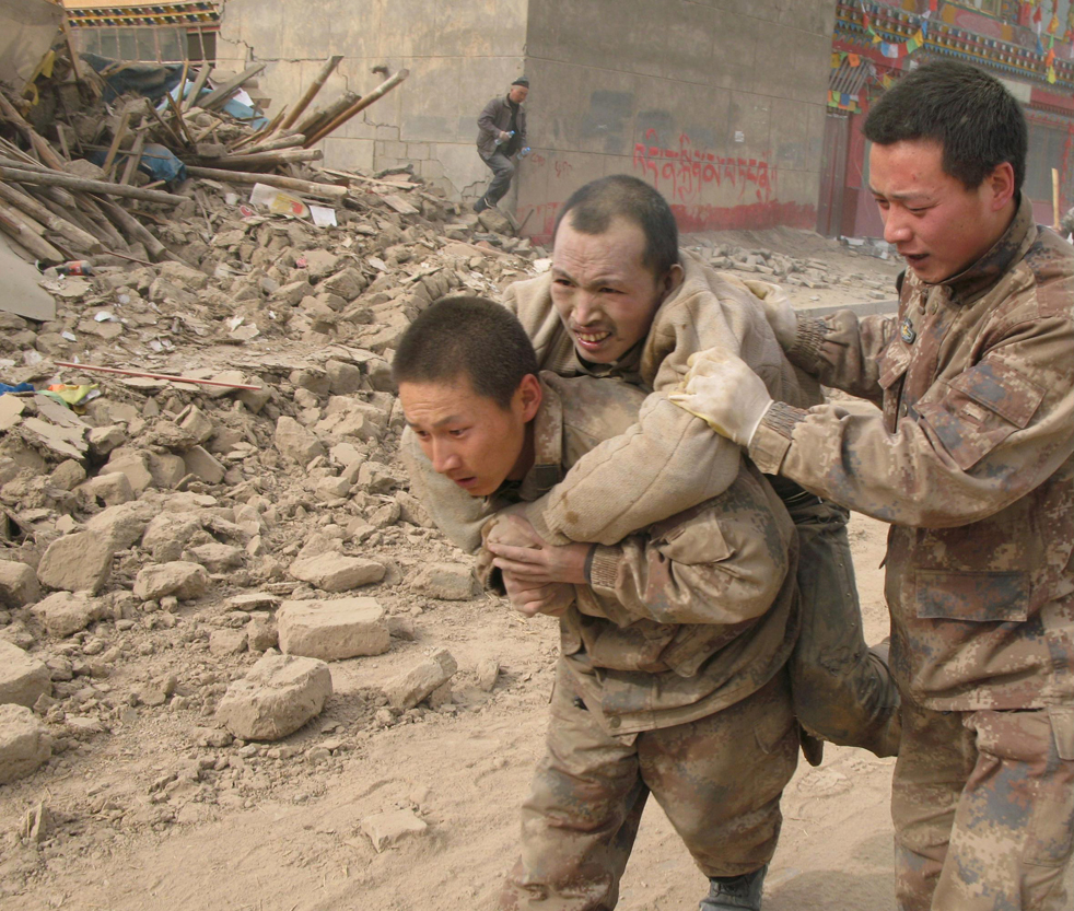 Фотография: Спасатели в поисках выживших после землетрясения в Китае №6 - BigPicture.ru