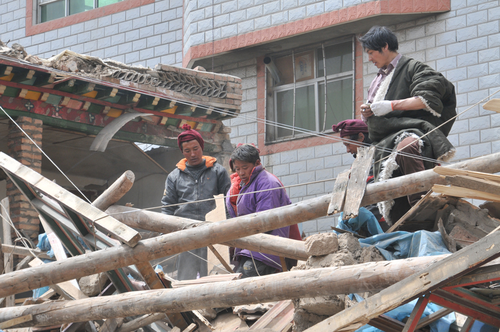 Фотография: Спасатели в поисках выживших после землетрясения в Китае №10 - BigPicture.ru