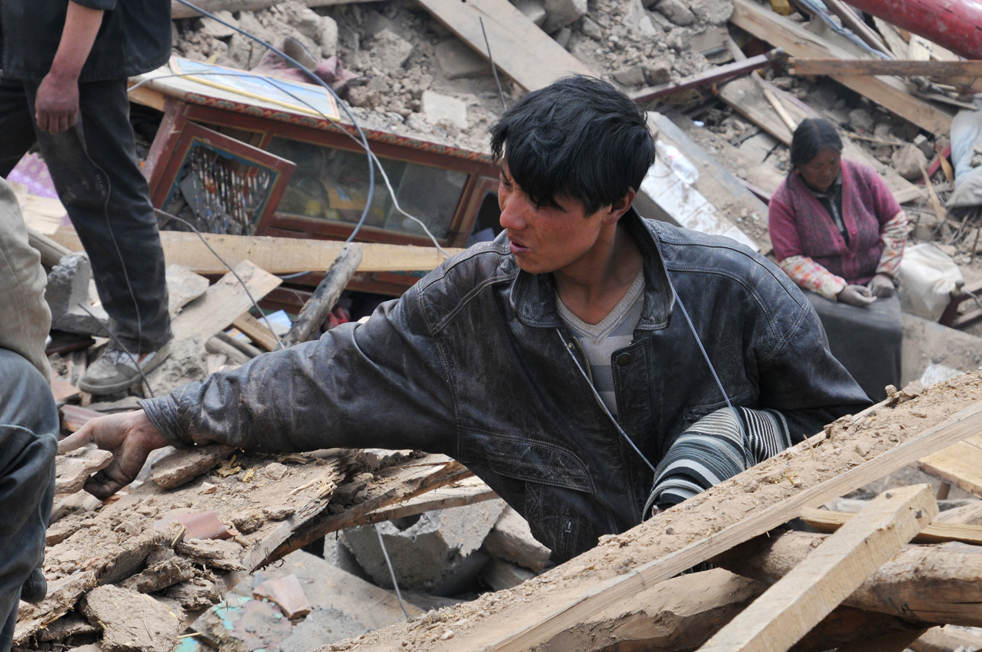 Фотография: Спасатели в поисках выживших после землетрясения в Китае №11 - BigPicture.ru