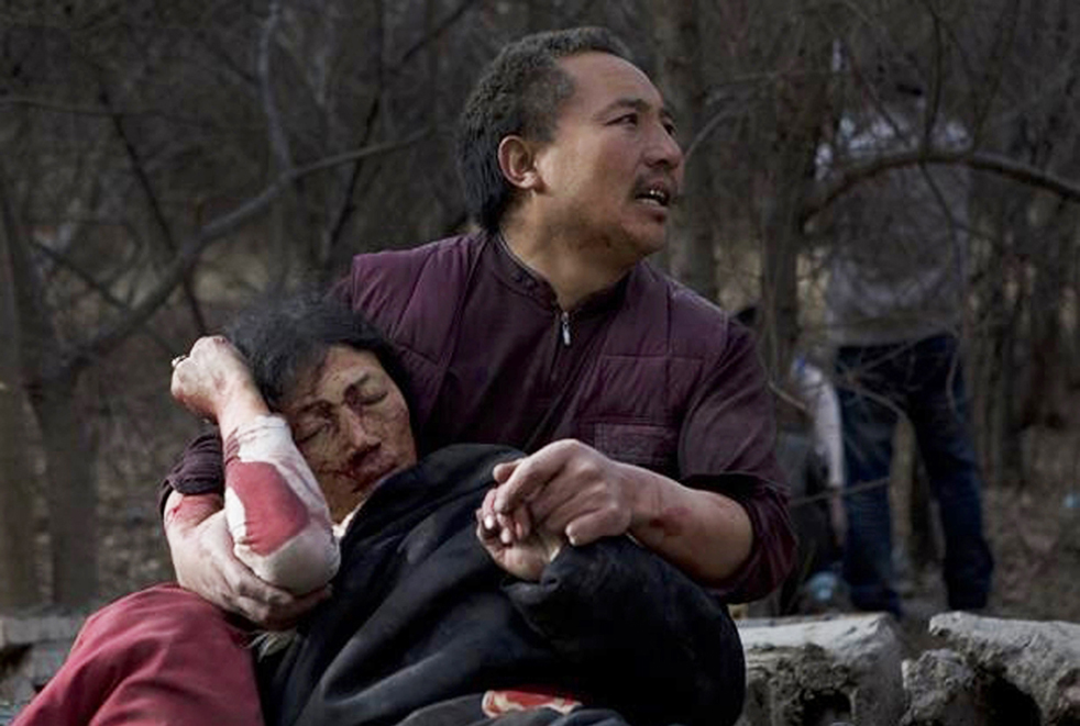 Фотография: Спасатели в поисках выживших после землетрясения в Китае №14 - BigPicture.ru