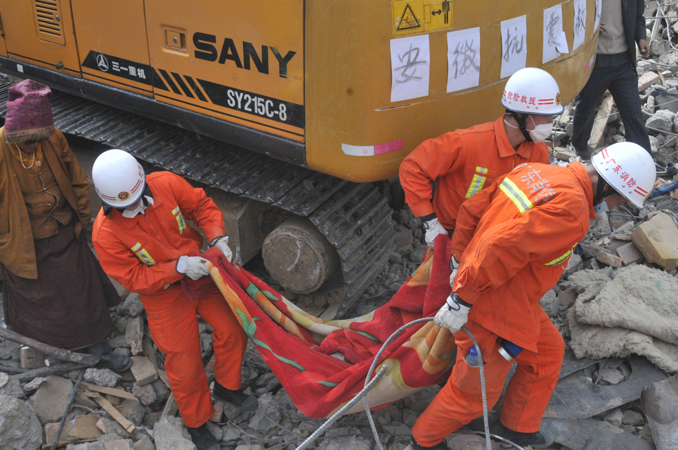 Фотография: Спасатели в поисках выживших после землетрясения в Китае №15 - BigPicture.ru