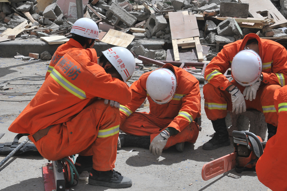 Фотография: Спасатели в поисках выживших после землетрясения в Китае №17 - BigPicture.ru