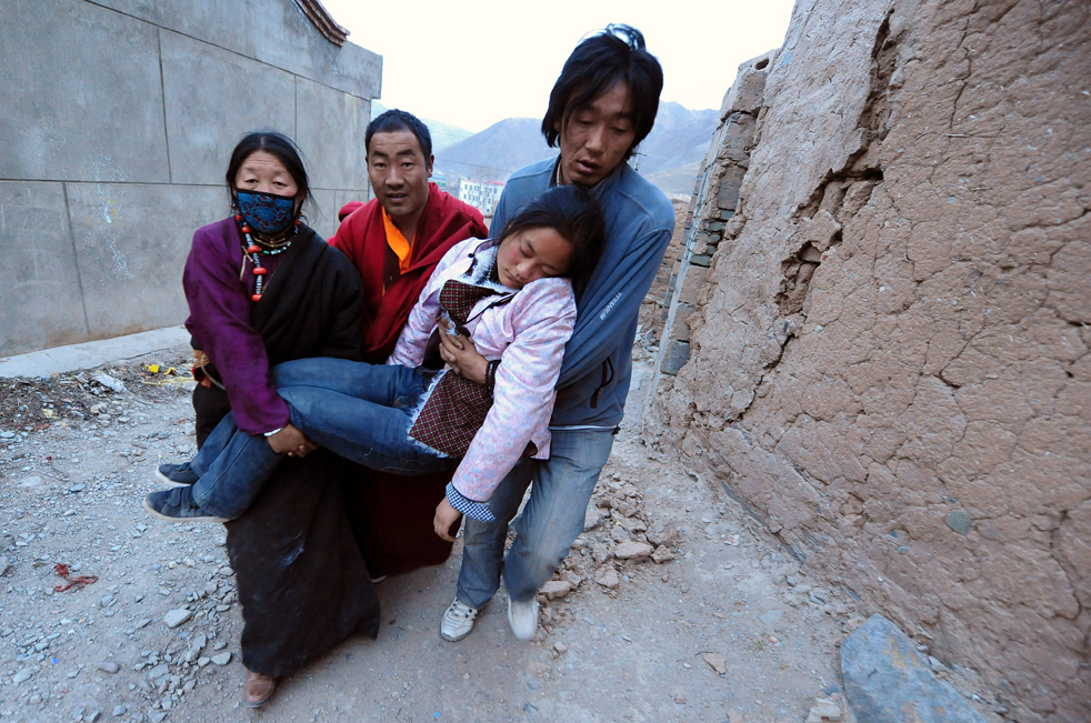 Фотография: Спасатели в поисках выживших после землетрясения в Китае №19 - BigPicture.ru