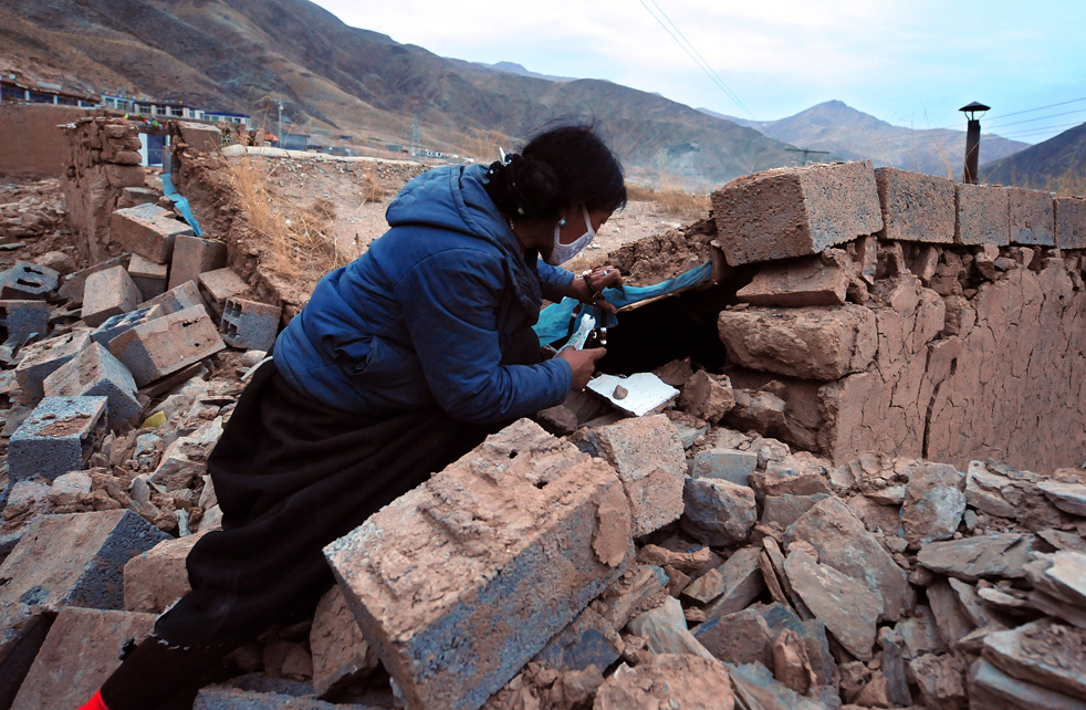 Фотография: Спасатели в поисках выживших после землетрясения в Китае №20 - BigPicture.ru