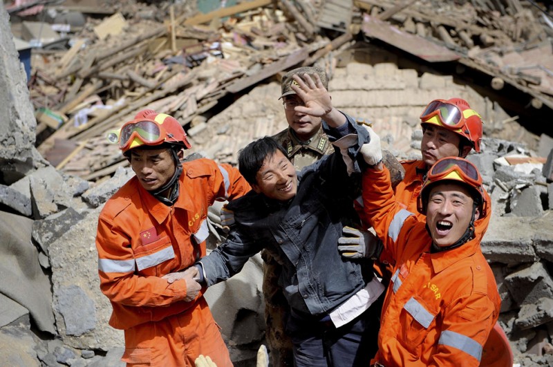 Фотография: Спасатели в поисках выживших после землетрясения в Китае №1 - BigPicture.ru