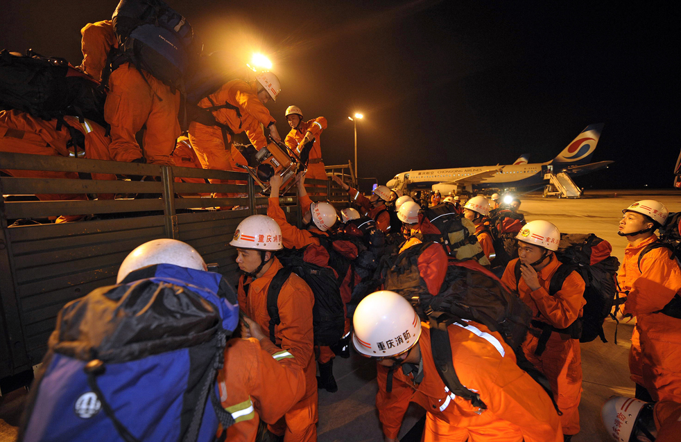 Фотография: Спасатели в поисках выживших после землетрясения в Китае №22 - BigPicture.ru