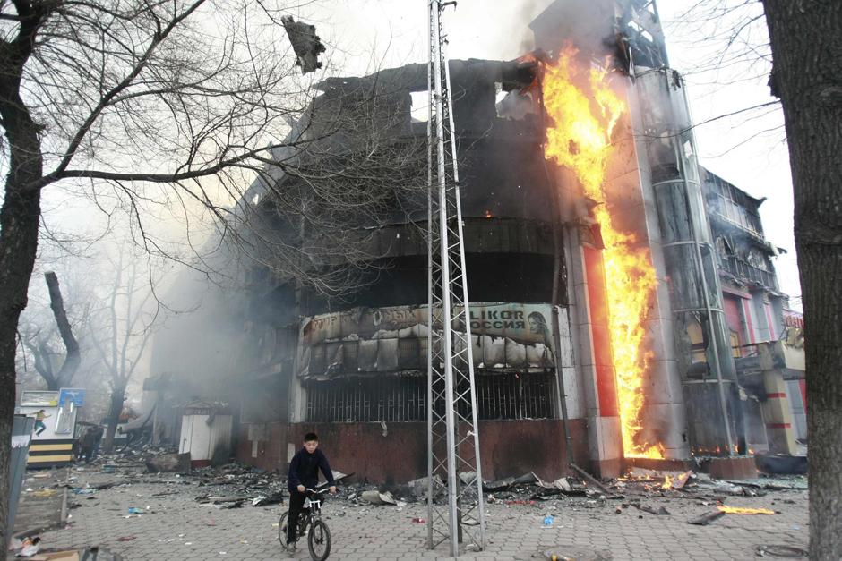 Фотография: Хаос в Киргизии №10 - BigPicture.ru