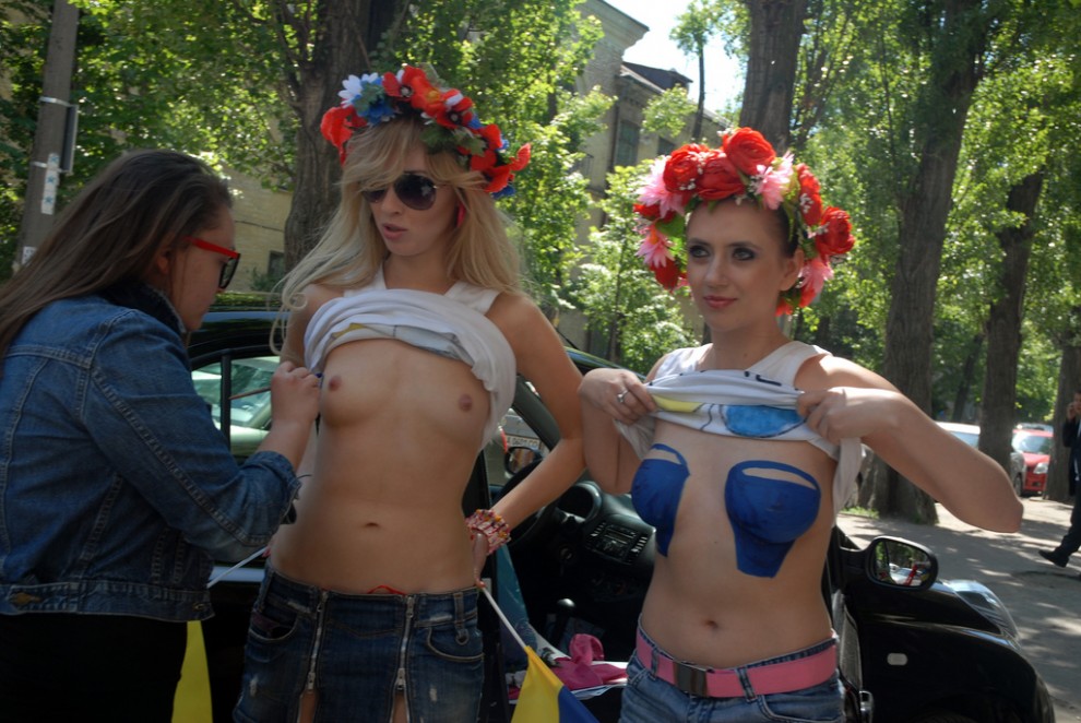 Фотография: Синие ведерки по-украински от активисток Femen №4 - BigPicture.ru