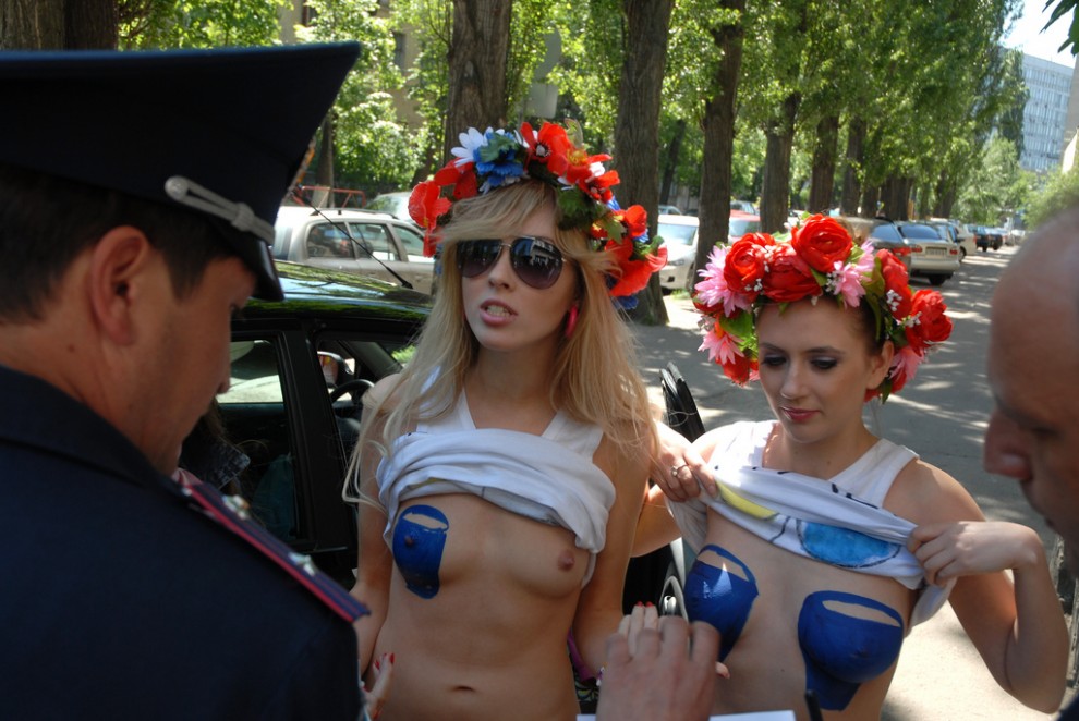 Фотография: Синие ведерки по-украински от активисток Femen №5 - BigPicture.ru