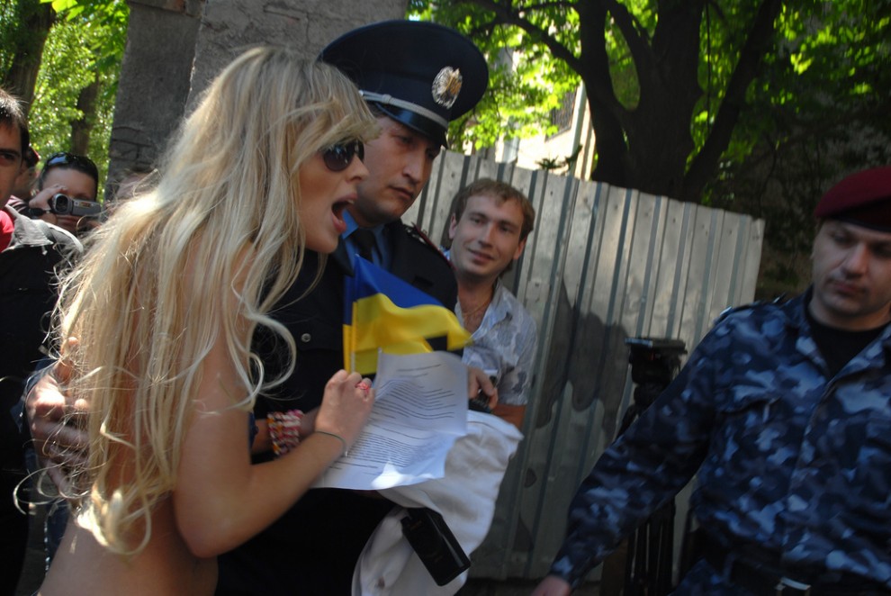 Фотография: Синие ведерки по-украински от активисток Femen №8 - BigPicture.ru