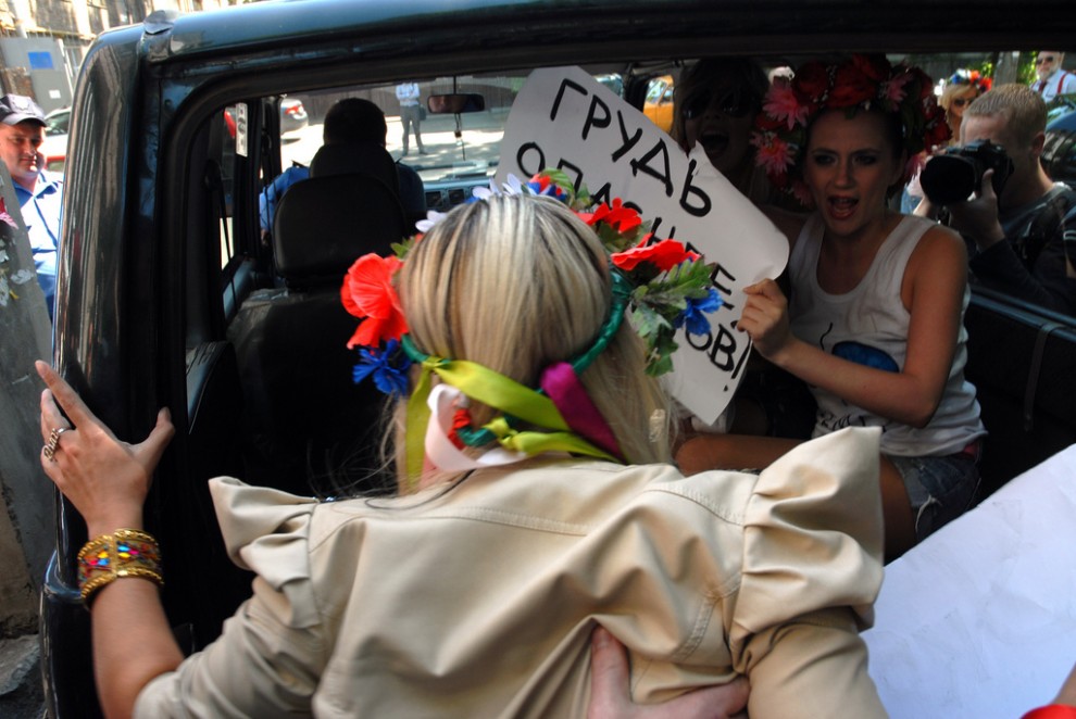 Фотография: Синие ведерки по-украински от активисток Femen №10 - BigPicture.ru