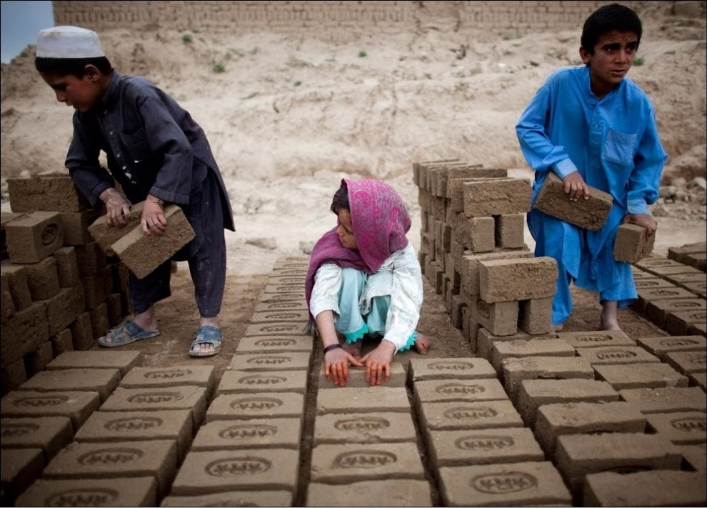 Фотография: Детский труд на кирпичном заводе в Кабуле №3 - BigPicture.ru