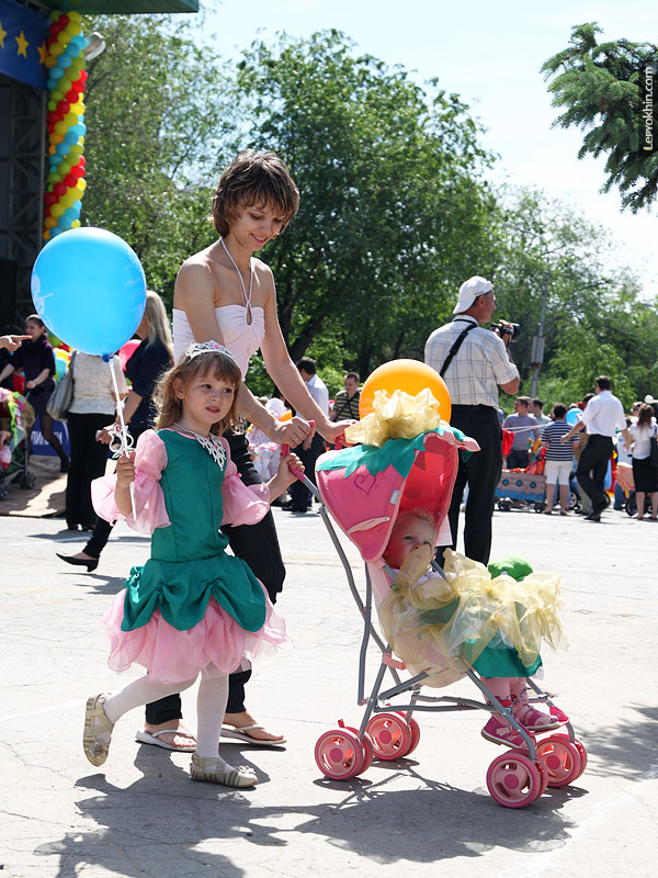 Фотография: Парад детских колясок 2010 №18 - BigPicture.ru