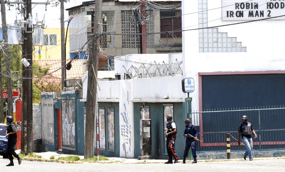 Фотография: Ямайский Робин Гуд: Столкновения бандитов и полиции на Ямайке №8 - BigPicture.ru