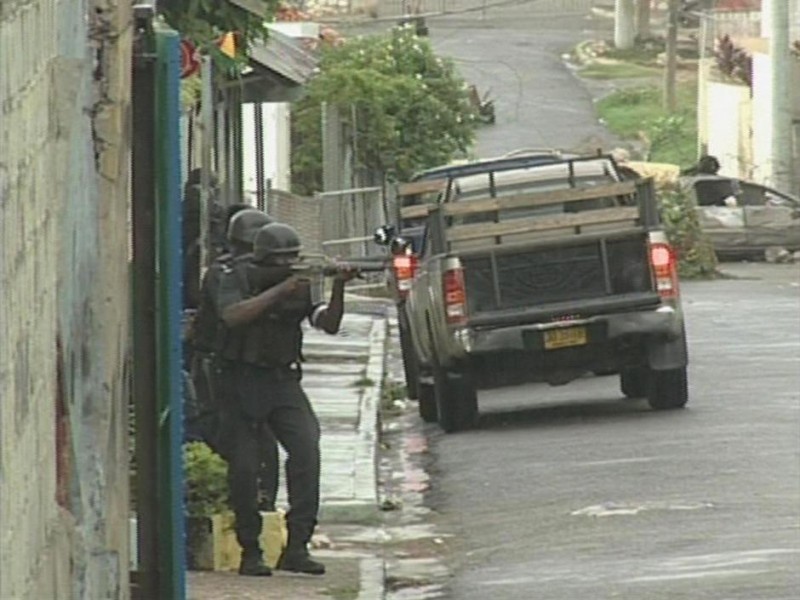 Фотография: Ямайский Робин Гуд: Столкновения бандитов и полиции на Ямайке №1 - BigPicture.ru