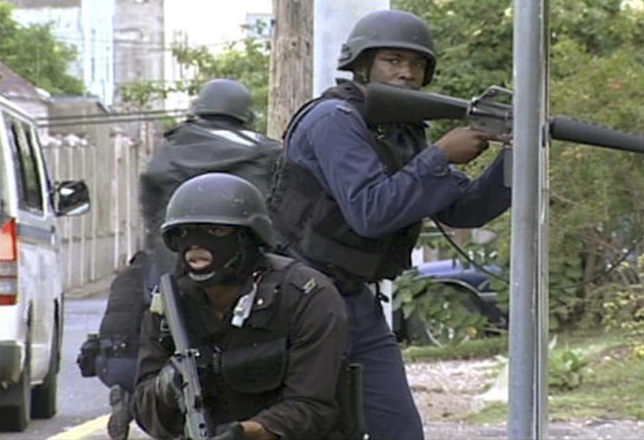 Фотография: Ямайский Робин Гуд: Столкновения бандитов и полиции на Ямайке №4 - BigPicture.ru