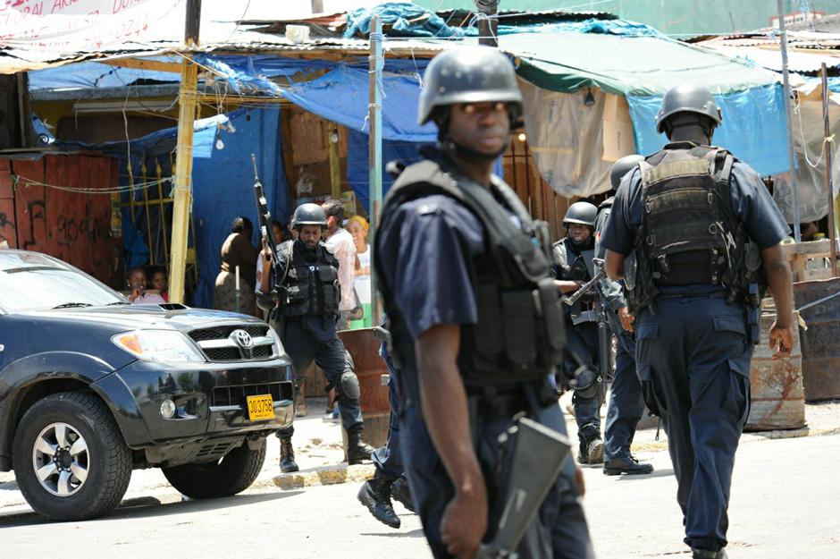 Фотография: Ямайский Робин Гуд: Столкновения бандитов и полиции на Ямайке №3 - BigPicture.ru