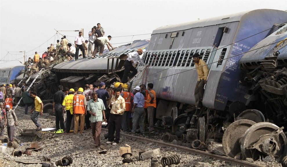 Фотография: Теракт на железной дороге в Индии №5 - BigPicture.ru