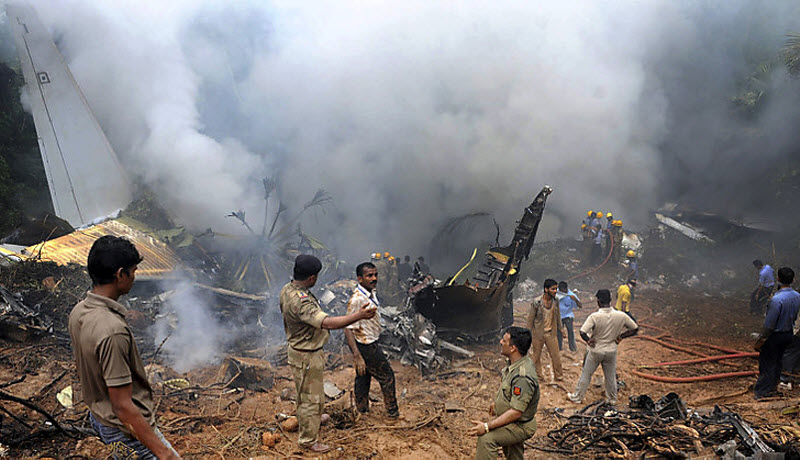 Фотография: Крушение самолета в Индии №1 - BigPicture.ru