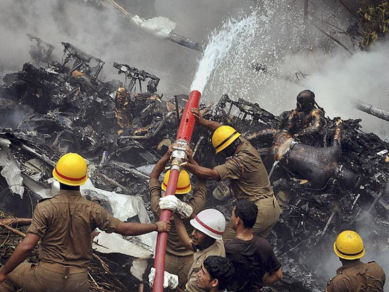 Фотография: Крушение самолета в Индии №8 - BigPicture.ru