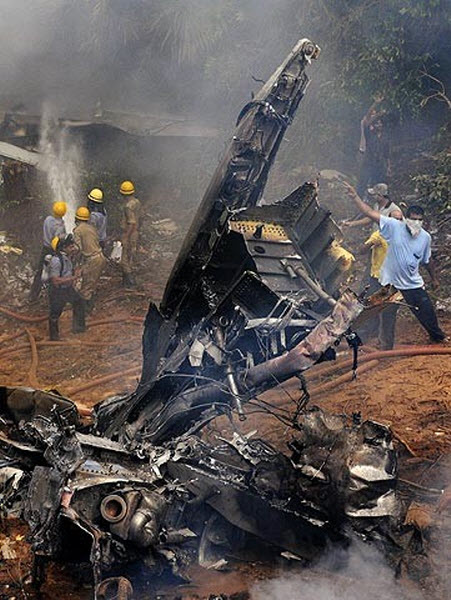 Фотография: Крушение самолета в Индии №10 - BigPicture.ru
