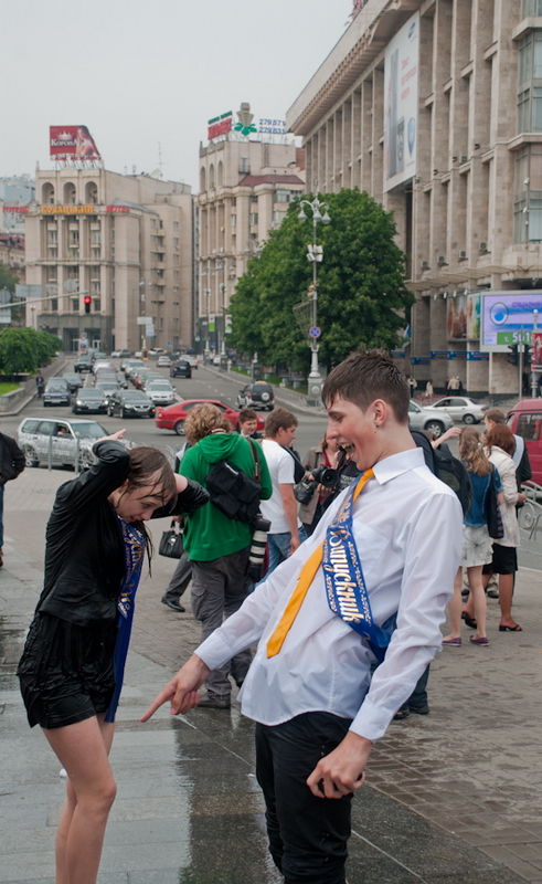 Фотография: Киевские выпускники в фонтанах №6 - BigPicture.ru