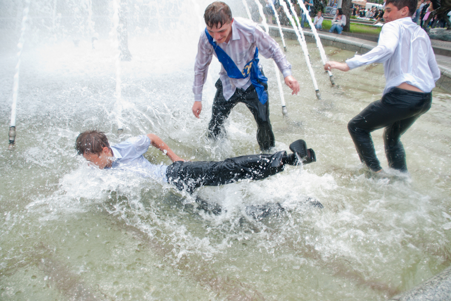 Фотография: Киевские выпускники в фонтанах №9 - BigPicture.ru