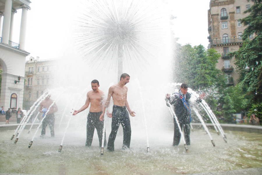 Фотография: Киевские выпускники в фонтанах №11 - BigPicture.ru