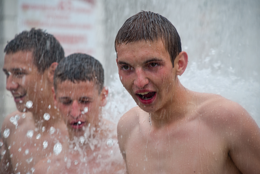 Фотография: Киевские выпускники в фонтанах №12 - BigPicture.ru
