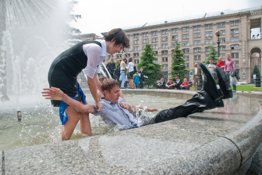 Фотография: Киевские выпускники в фонтанах №14 - BigPicture.ru