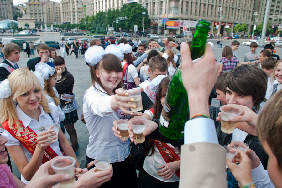Фотография: Киевские выпускники в фонтанах №19 - BigPicture.ru
