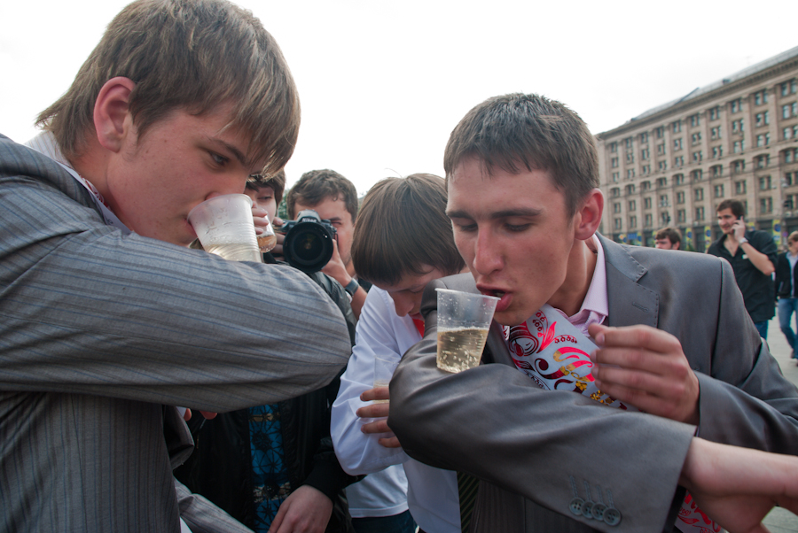 Фотография: Киевские выпускники в фонтанах №23 - BigPicture.ru