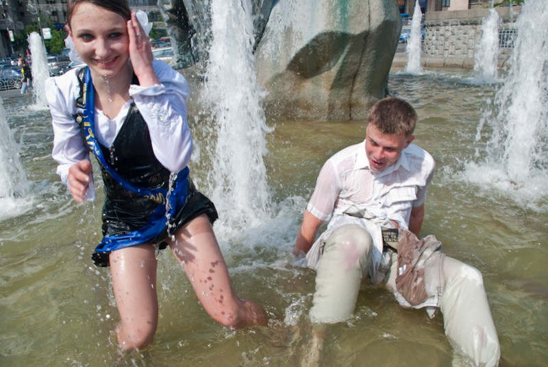 Киевские выпускники в фонтанах