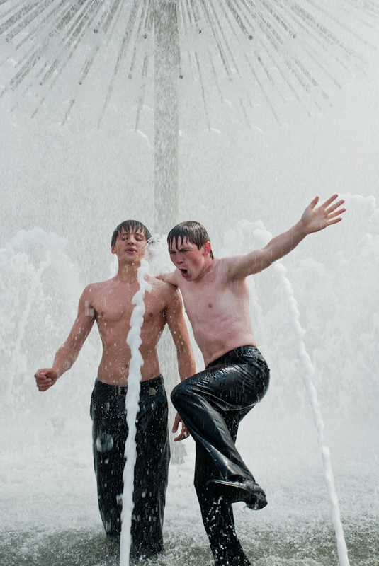 Фотография: Киевские выпускники в фонтанах №29 - BigPicture.ru