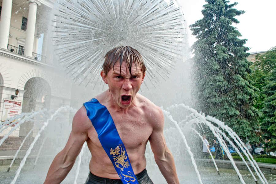 Фотография: Киевские выпускники в фонтанах №31 - BigPicture.ru