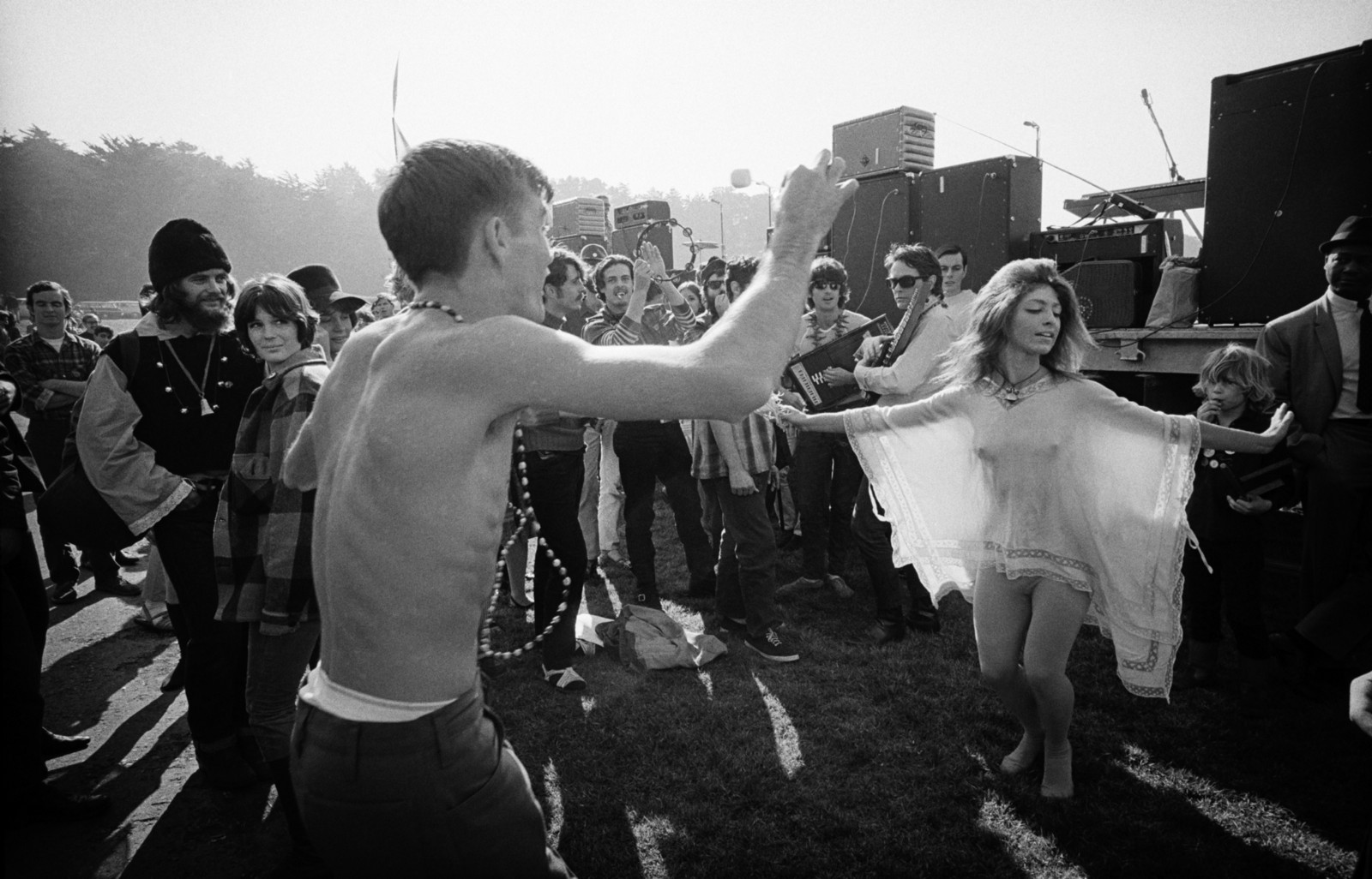 Bigpicture.ru Хиппи и Лето любви в Калифорнии 1967 года. люди, танцующие и наслаждающиеся человеческим be in в парке золотых ворот polo fields, 14 январ