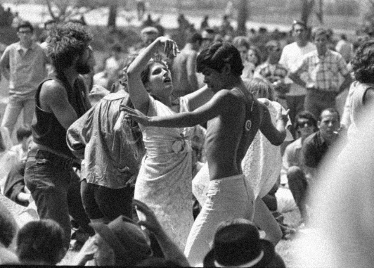 Bigpicture.ru Хиппи и Лето любви в Калифорнии 1967 года. танцевальное развлечение в парке гриффина